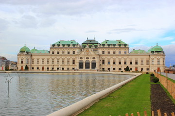 Fototapeta premium Schloss Belvedere in Wien mit Teichanlage im November