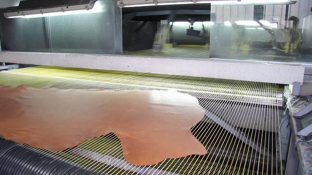 Spraying paint machine for leather in tannery