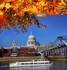 Fototapeta premium St.Paul cathedral with autumn leaves and boat in London, UK