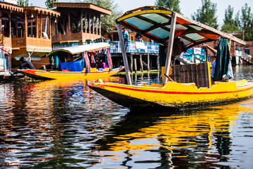 Fototapeta na wymiar Shikari łód¼ w jezioro Dal w Kaszmirze, w Indiach