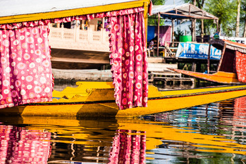 Fototapeta na wymiar Shikari łodzi w jezioro Dal w Kaszmirze, w Indiach