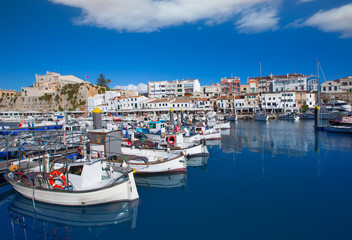 Fototapeta na wymiar Port Ciutadella Menorca Ratusz z widokiem na morze