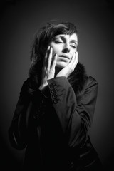 Portrait einer schönen Frau mit Pelz, schwarz-weiß