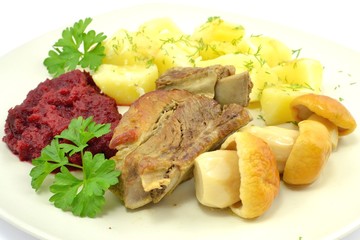 żeberka z grzybami,buraczkami i ziemniakami © robert6666