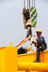 worker setting the lifting belt