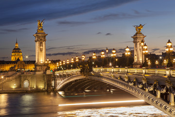 Fototapeta na wymiar Pont Alexandre III de nuit