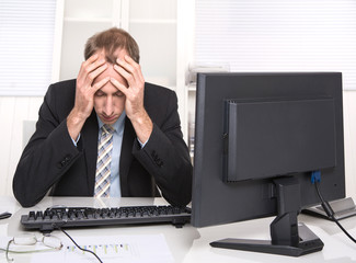Mann frustriert und deprimiert im Büro - erfolgloser Manager