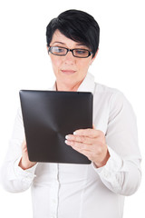 Frau schaut konzentriert auf ihren Tablet-Pc