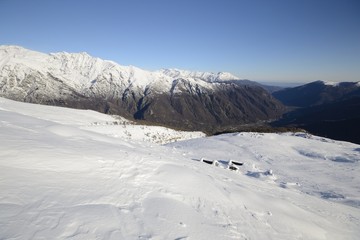 Fototapeta na wymiar Alpine valley in winter
