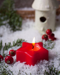 Brennende Kerze im Schnee - Erster Advent