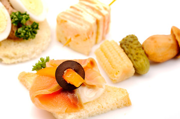 Sandwiches with salmon and vegetables.