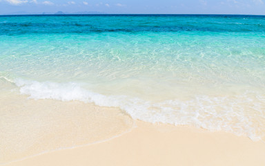 Fototapeta na wymiar Tropical Sea on the sand beach