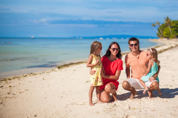 Naklejka premium Portrait of a beautiful Caucasian family on tropical vacation