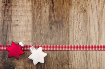 Sterne auf Holzintergrund