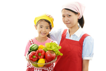 料理を楽しむ女の子