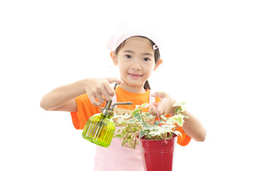 植物の世話をする女の子