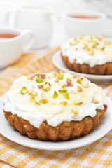 Obraz na płótnie Canvas mini carrot cakes with cream of mascarpone, honey and tea