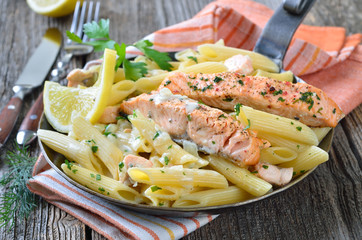 Leckere Nudeln mit Sahnesoße und Lachsstücken