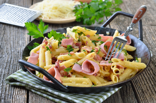 Schinkennudeln mit Ei, Speckw&uuml;rfel und geriebenem K&auml;se