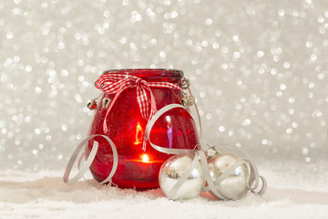 rotes Windlicht und Christbaumkugeln