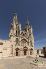 Fototapeta na wymiar naprzeciwko katedry w Burgos