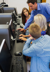 Obraz premium Teacher explaining to students in computer room