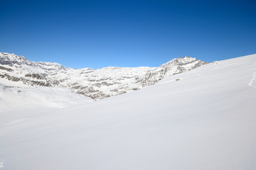 Fototapeta na wymiar Pure white alpine landscape