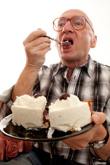 Mann isst Torte