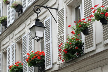 Fototapeta na wymiar Okna Okiennice na Montmartre w Paryżu.