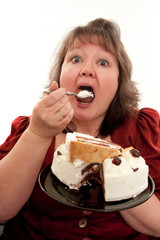 Mollige Frau isst eine Torte
