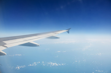Fototapeta na wymiar Skrzydło samolotu z okna