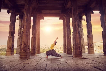 Photo sur Plexiglas Lieu de culte Yoga au temple de Hampi
