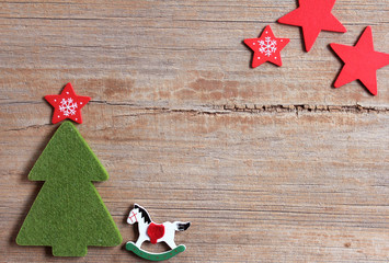 Weihnachtsbäumchen aus Filz mit Schaukelpferd auf Holz