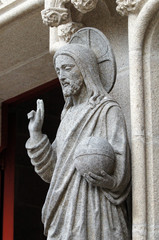 Statue de Jésus devant la cathédrale Saint-Corentin de Quimper