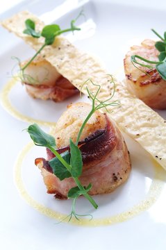 scallops wrapped in cured ham