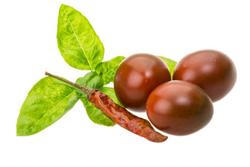 Black kumato, chili pepper and basil