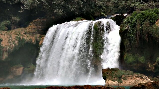 Ban Gioc waterfall along Vietnamese and Chinese board