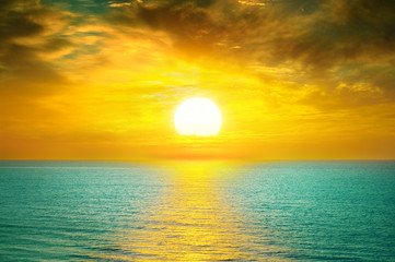 Prachtige zonsondergang boven de zee