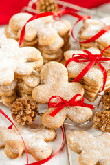 Fototapeta na wymiar Christmas gingerbread cookies człowiek z czerwoną wstążką pasa
