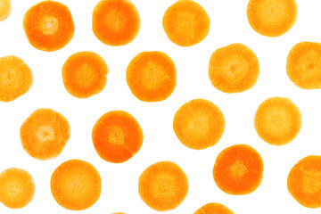 Karottenscheiben auf weissem Hintergrund