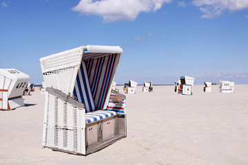strandkorb mit gestreiftem stoff