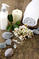 Fototapeta na wymiar zestaw spa z świec, grzejniki, kwiat, kamienie, olejek do masażu