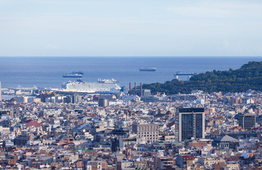 Fototapeta na wymiar View of Barcelona from park Guel, Spain