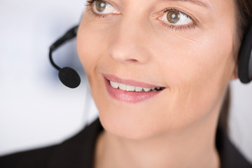 frau telefoniert mit headset