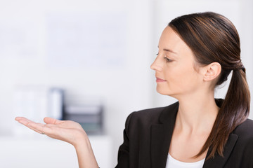 geschäftsfrau hält etwas in der hand