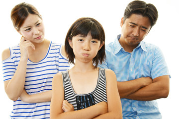 困った表情の女の子