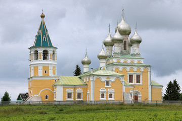 Fototapeta na wymiar Resurrection church in village Matigory, Russia