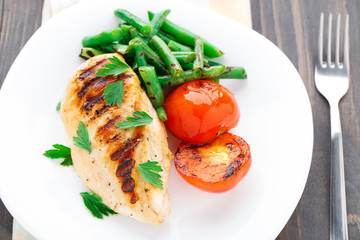 Grilled chicken with green beans and tomatoes