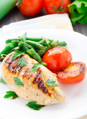 Grilled chicken with green beans and tomatoes