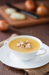 Onion soup with croutons, луковый суп с гренками